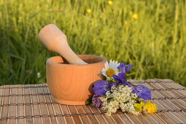 夏の野の花の花束と木造モルタル — ストック写真