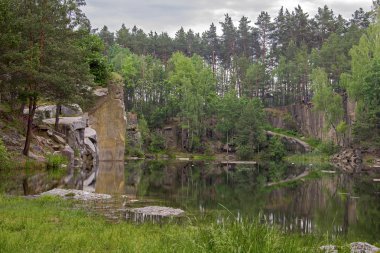 Göl ormanıyla çevrili taş Kanyon