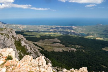 Sonbahar akşamı gökyüzünde bulutlu dağ zirveleri