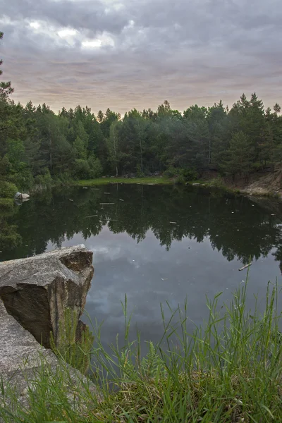 See in der steinernen Schlucht umgeben von Wald — Stockfoto