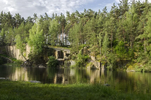 Lake in de stenen canyon omgeven door bos — Stockfoto