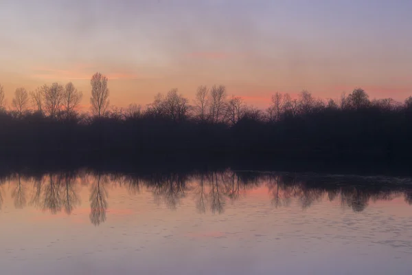 Μαγικό ομίχλη πάνω από τον ποταμό και το δάσος — Φωτογραφία Αρχείου