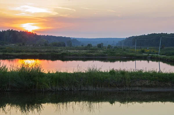 Rizière pittoresque avec un coucher de soleil rouge à l'automne — Photo