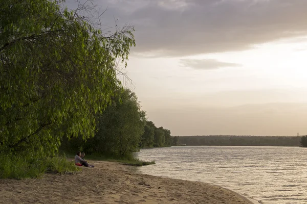 Plage sur la rivière au coucher du soleil avec des arbres — Photo