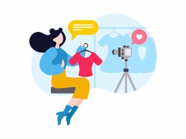 Kadın moda vlogcusu çevrimiçi yayın yapıyor. Kıyafet denetimi