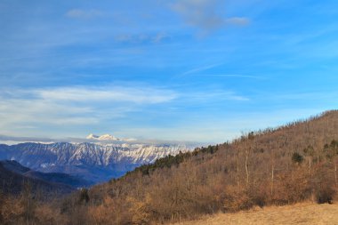 İtalyan dağlar üzerinde bulutlu gökyüzü