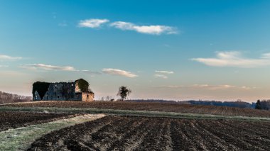 Kırsalda terk edilmiş bir çiftlik.