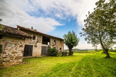 Kırsalda terk edilmiş bir çiftlik.