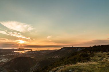 tepelerden gündoğumu