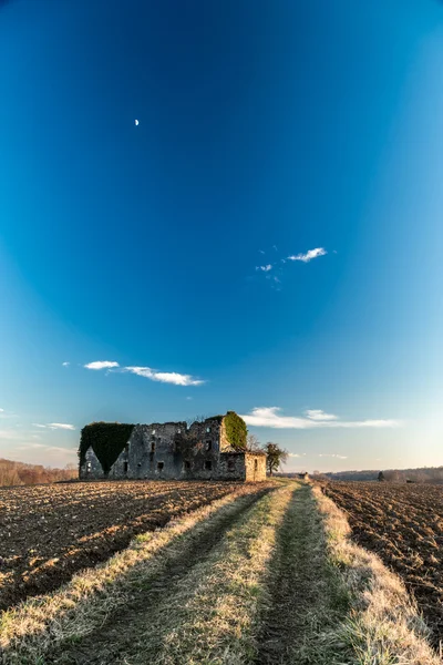 Granja abandonada en el campo —  Fotos de Stock