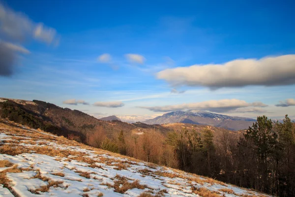 Cielo nuvoloso sulle montagne italiane — Foto Stock