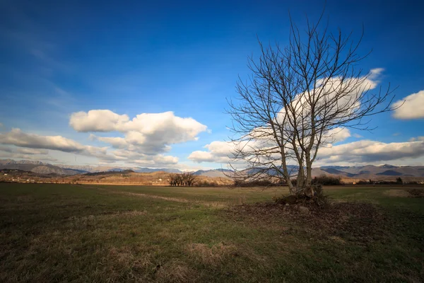 Cielo nuvoloso sulle montagne italiane — Foto Stock