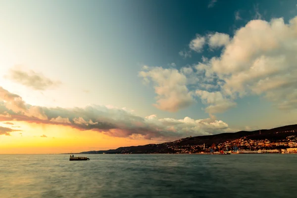 O castelo e o farol de Trieste — Fotografia de Stock