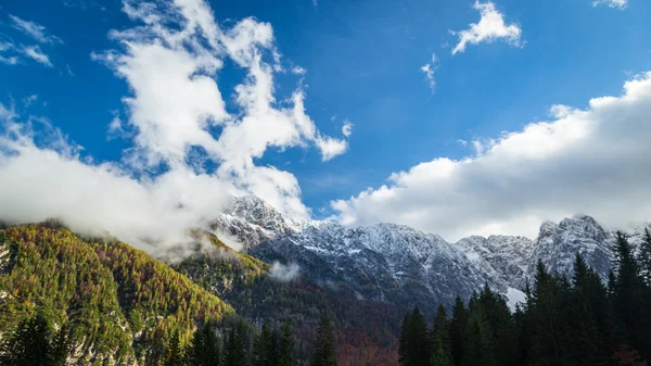 Herbstmorgen in den Alpen — Stockfoto