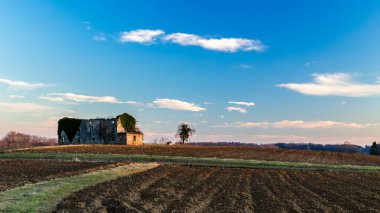 Kırsalda terk edilmiş bir çiftlik.