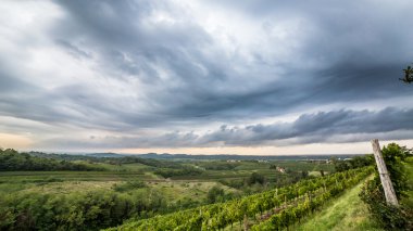 Tarlaların üzerinde fırtına