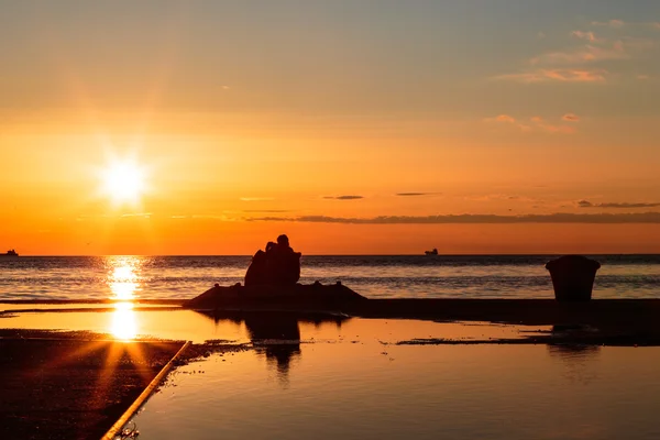 Pareja viendo un romántico atardecer —  Fotos de Stock