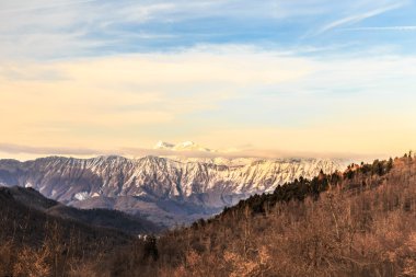 İtalyan dağlar üzerinde bulutlu gökyüzü