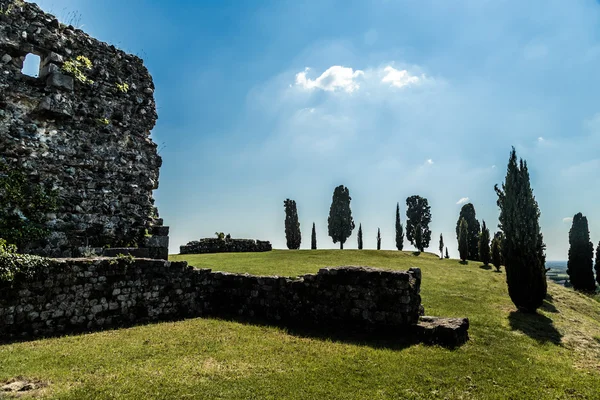 Antiguo y arruinado castillo en el campo italiano —  Fotos de Stock