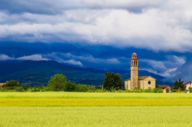 Ortaçağ Köyü üzerinde akşam fırtına