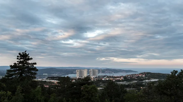 Lever de soleil dans la baie de Trieste — Photo