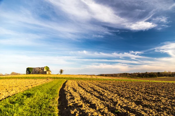 Granja abandonada en el campo — Foto de Stock