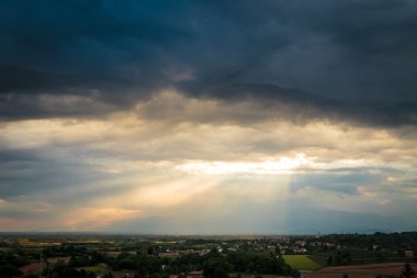 Ortaçağ Köyü üzerinde akşam fırtına
