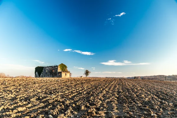 Abandoned farm in the countryside — Stock Photo, Image