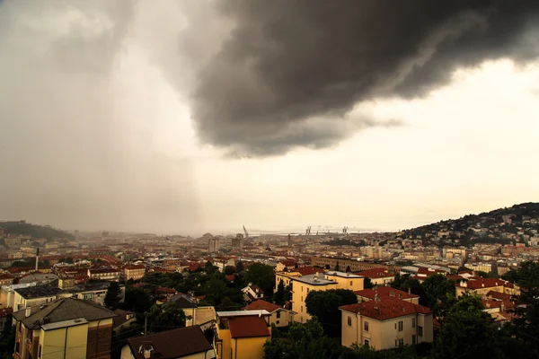 Trieste şehir üzerinde fırtına — Stok fotoğraf