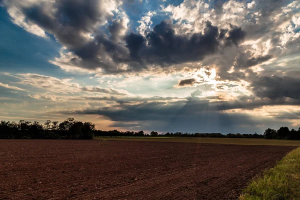 Tempesta primaverile sui campi — Foto Stock