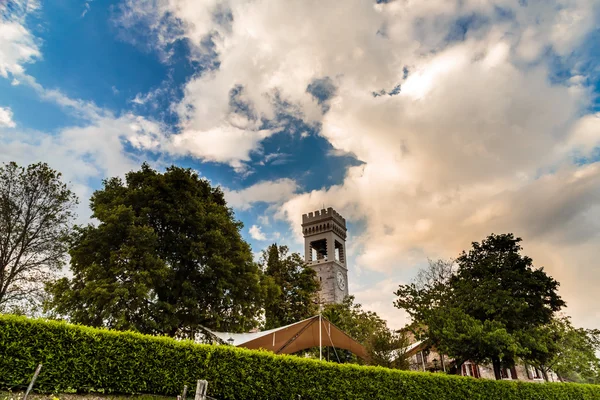 Tempestade sobre um castelo antigo e arruinado no país italiano — Fotografia de Stock