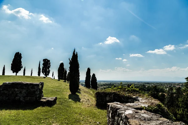 Antiguo y arruinado castillo en el campo italiano — Foto de Stock