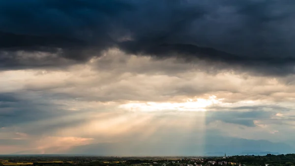 Tormenta nocturna sobre el pueblo medieval —  Fotos de Stock