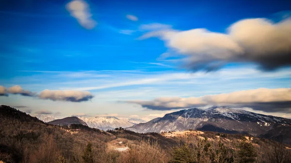 Cielo nuvoloso sulle montagne italiane — Foto Stock