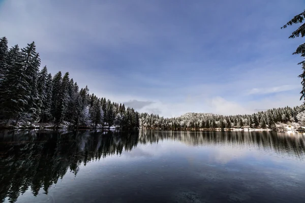 Primera nieve en el lago de montaña —  Fotos de Stock