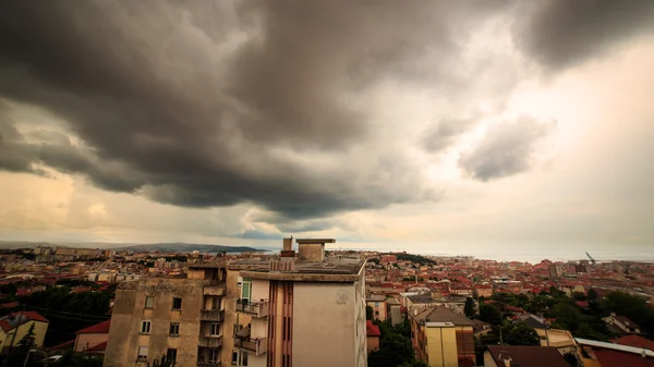 Storm över staden Trieste — Stockfoto