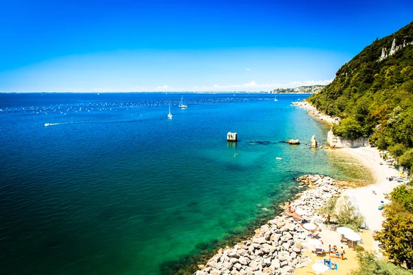 Día de verano en la playa en el golfo de Trieste — Foto de Stock