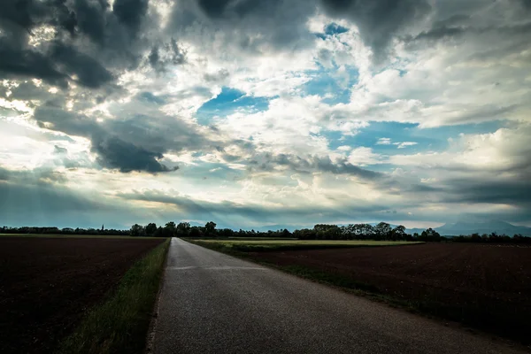 Tempesta primaverile sui campi — Foto Stock