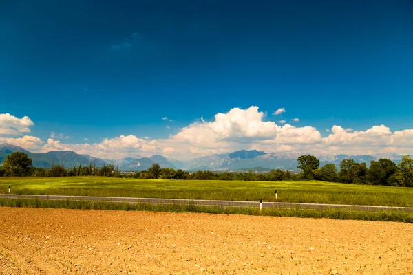 Fält av Italien i en vårdag — Stockfoto