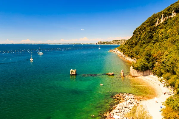 Día de verano en la playa en el golfo de Trieste — Foto de Stock