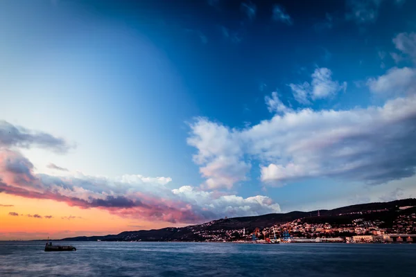 Slottet och fyren av Trieste — Stockfoto