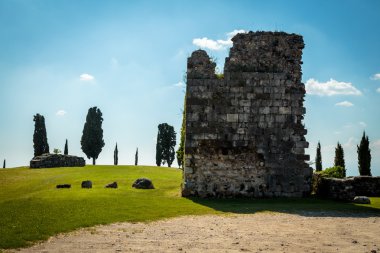 İtalyan kırsal antik ve yıkık kalede