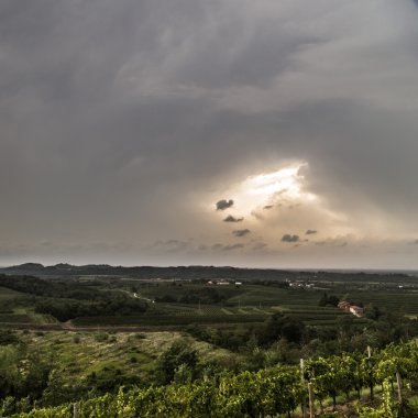 Tarlaların üzerinde fırtına