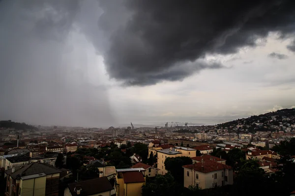 Trieste şehir üzerinde fırtına — Stok fotoğraf