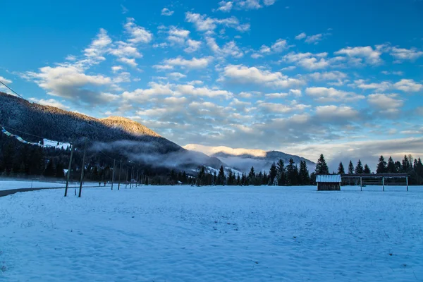 Solnedgången efter den första snöfall — Stockfoto