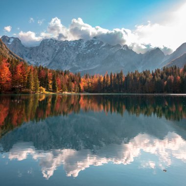 Renkli bir sonbahar günü, Ekim öğleden sonra gölde