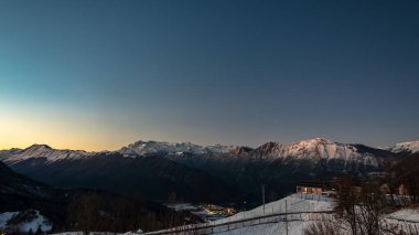 Slovenya ile İtalya arasındaki dağlarda gün batımında dondurucu bir kış günü
