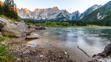 İtalyan Alplerinde, Mangart Dağı 'nın önünde güneş batar.