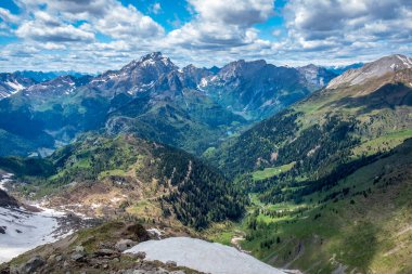 Friuli-Venezia Giulia Alplerinde güneşli bir gün, İtalya