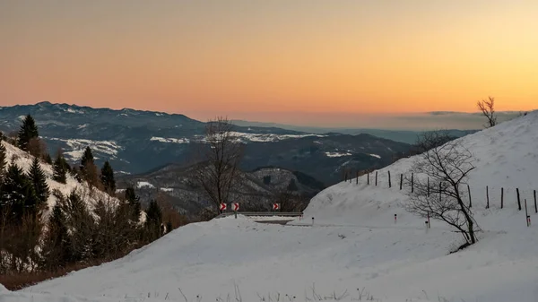 冬の寒い日にスロベニアとイタリアの間の丘の中の夕日 — ストック写真